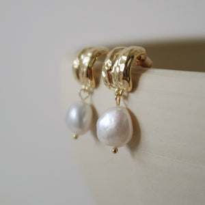 
            
                Load image into Gallery viewer, Camilla Pearl Earrings - JT Luxe
            
        