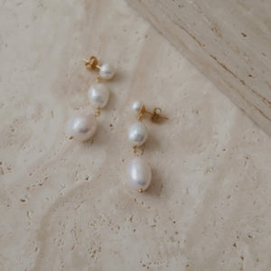 
            
                Load image into Gallery viewer, **PRE-ORDER 25/11** Huntleigh Pearl Earrings - JT Luxe
            
        