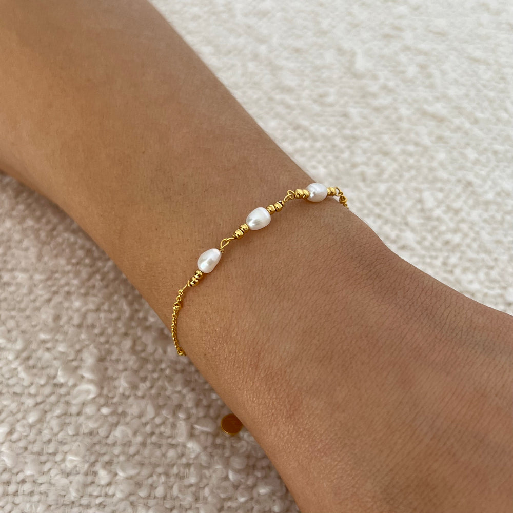 
            
                Load image into Gallery viewer, **PRE-ORDER 25/11** Raine Pearl Bracelet - JT Luxe
            
        